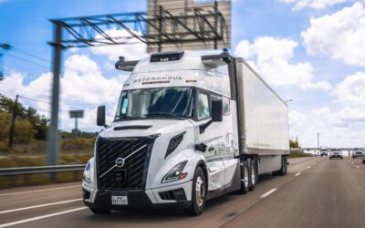 Ein autonom fahrender Sattelzug von Volvo Autonomous Solutions auf einem Highway, Zugmaschine ausgerüstet mit Selbstfahrsystem „Aurora Driver“