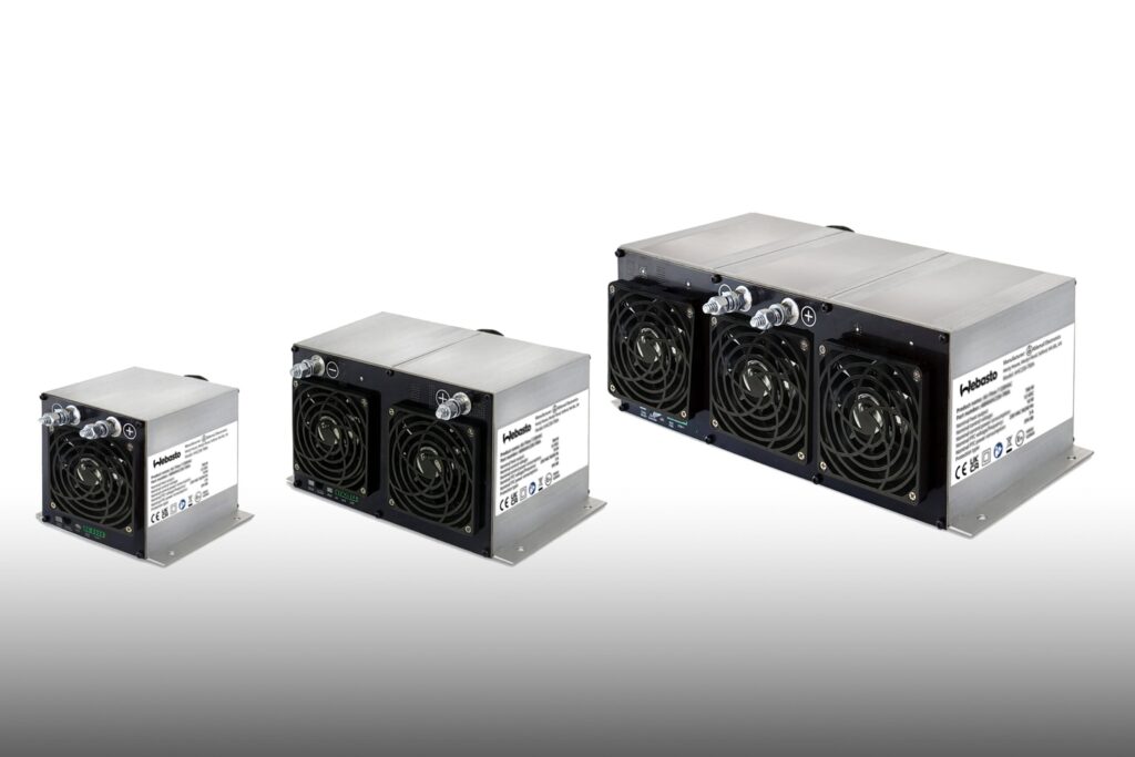 Kubisch geformte PTC-Luftheizgeräte von Webasto als Einzelmodul sowie im Zweier- und Dreierpack nebeneinander vor neutralem Hintergrund