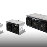 Kubisch geformte PTC-Luftheizgeräte von Webasto als Einzelmodul sowie im Zweier- und Dreierpack nebeneinander vor neutralem Hintergrund