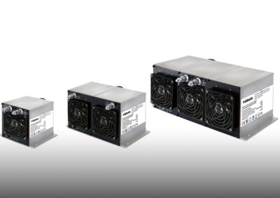 Kubisch geformte PTC-Luftheizgeräte von Webasto als Einzelmodul sowie im Zweier- und Dreierpack nebeneinander vor neutralem Hintergrund