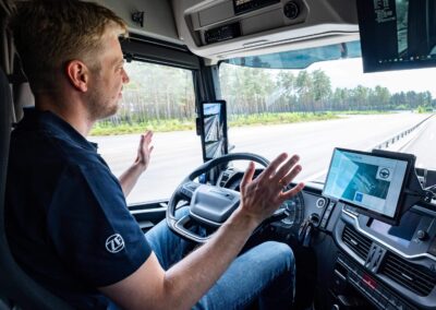 ZF auf der IAA: Sicherheit und Automatisierung im Fokus Ein Werksfahrer von ZF nimmt in einem fahrenden Versuchs-Lkw gut sichtbar die Hände vom Lenkrad, um ein hohes Maß an Automatisierung zu demonstrieren
